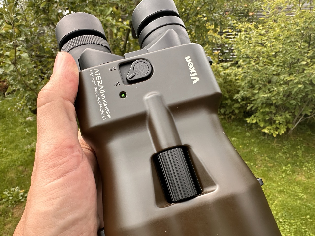 Das Fernglas liegt gut in der Hand und ist ergonomisch geformt