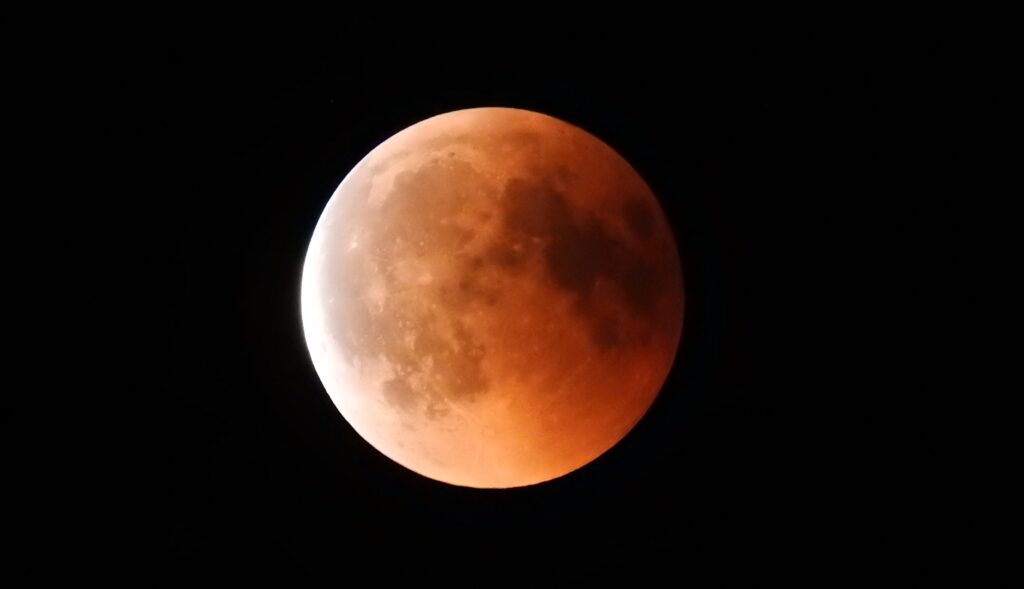 Mondfinsternis kurz vor dem Austritt